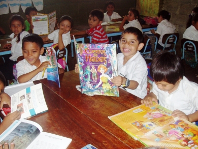 Nicaraguan kids with books